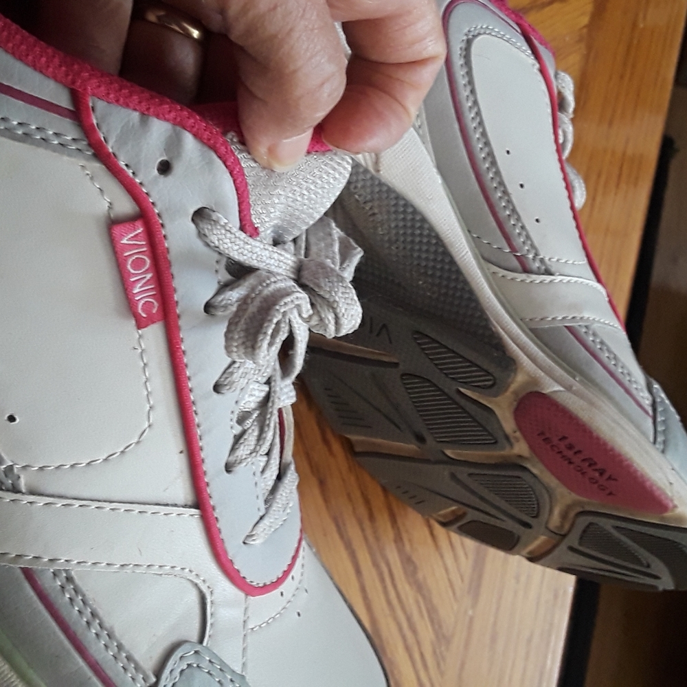 Vionic brand size 7 womens sneakers